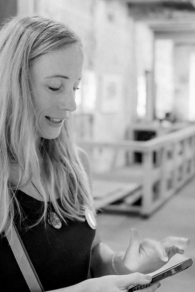 Antonia Bahr am Smartphone in der Mönchmühle